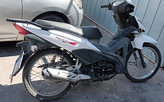 Persecución, piedras y un detenido: llevaba droga en una moto