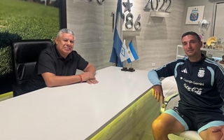 Tapia y Scaloni se reunieron para avanzar en la renovación del DT