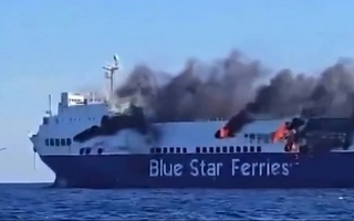 Un ferry se incendió frente a Mykonos y evacuaron a 29 personas