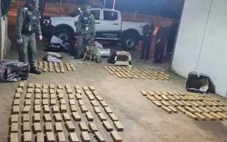 Un perro antinarcóticos detectó 142 kilos de marihuana en un micro