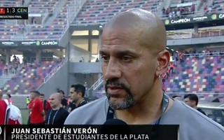 Verón entró a la cancha y enfrentó al árbitro: “Sos un ladrón”