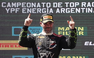 Fabián Flaqué ganó el Top Race y festejó ante un Zonda colmado