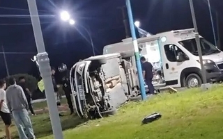 Un auto perdió el control en la rotonda de Albardón y terminó volcando