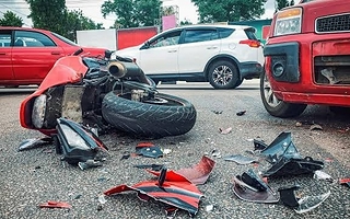 Una joven perdió su embarazo tras chocar en su moto contra un auto