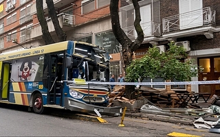 Un colectivo perdió el control, se subió a la vereda y atropelló a dos mujeres