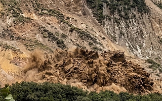  Un alud sepultó un campamento en Nepal y dejó 4 muertos y 12 desaparecidos