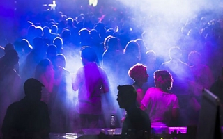 Desalojaron una fiesta clandestina de 150 personas con drogas y alcohol