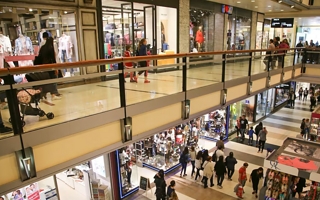 Ajustan gastos esenciales, pero se dan gustos: qué es la “bolucompra”