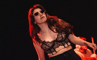 Escarlata presenta "Lo que dejamos encendido" en el Teatro del Bicentenario 