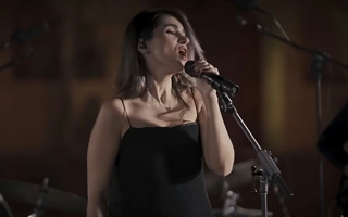 Condenaron a 74 latigazos a una cantante por presentarse sin velo