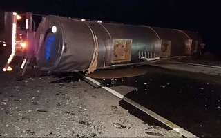 Volcó un camión cisterna en la Ruta 141 y desplegaron un operativo