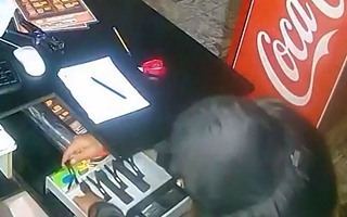 En menos de un minuto, robó la caja registradora y un celular de una hamburguesería
