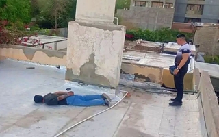 Lo encontraron escondido en el techo de una obra cuando intentaba robar