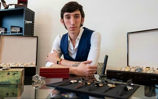Tiene 19 años, empezó vendiendo sus juguetes y hoy maneja un negocio de relojes