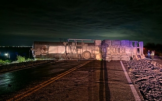 El momento exacto en que un camión cisterna volcó en la Ruta 141 quedó filmado