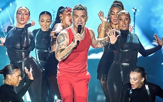 Robbie Williams ya está en Argentina: las fotos de su llegada antes de sus shows
