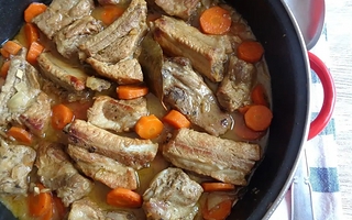 Costillitas de cerdo a la olla: 3 guisos rústicos, rendidores y llenos de sabor