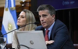 Un funcionario libertario dio positivo en alcoholemia y se fugó