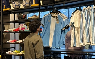 La camiseta de despedida de Messi ya llegó a San Juan: cuánto cuesta