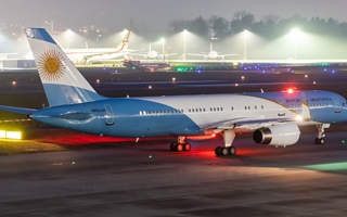 Milei partió rumbo a Francia: reunión con Macron y búsqueda de inversiones