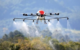 Arrancó en Zonda la fumigación con drones para proteger la producción