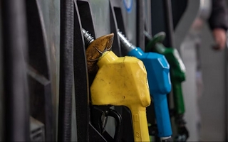El Gobierno postergó hasta noviembre el aumento de impuestos a los combustibles