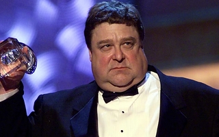 John Goodman volvió a aparecer en público y todos miraron lo mismo