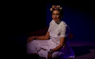Laura Azcurra en la piel de Frida Kahlo: "El teatro humaniza" 