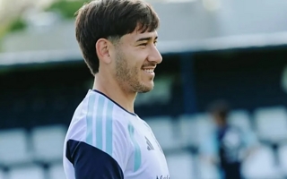 Román Vega debutó y alcanzó una marca de Scaloni