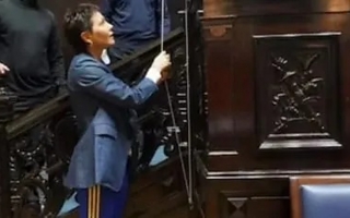 Una diputada izó la bandera argentina con vestimenta de Boca: “¿Cuál es el delito?”