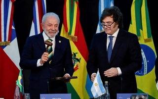 Milei volvió a cuestionar a Lula y respaldó a Flávio Bolsonaro