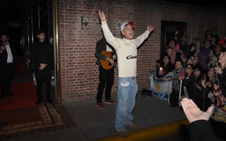 Robbie Williams sorprendió a sus fans con un show acústico frente a su hotel