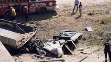 Un camión cayó desde un puente y murieron dos personas