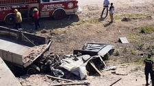 Un camión cayó desde un puente y murieron dos personas