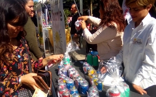 Alumnos ingresaron al mundo emprendedor con el reciclaje de latas 