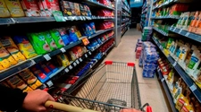 Las ventas en supermercados y shopping acumularon 14 meses con caída