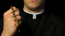 Cura mandó por error una foto porno a un grupo de catequesis 