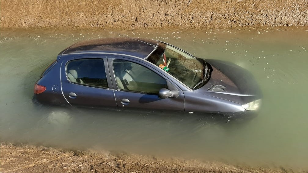El conductor de un auto perdió el control y terminó cayendo a un canal