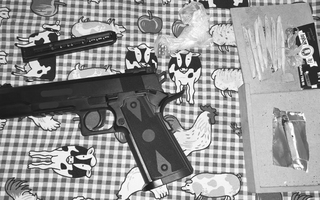 Fueron por una agresión intrafamiliar y secuestraron una pistola y porros