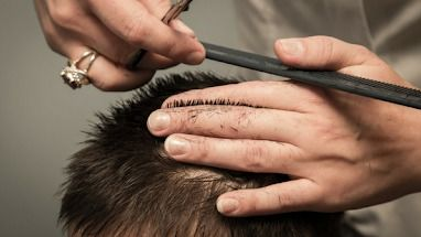 Operativo de peluquería solidaria en el barrio El Bosque  