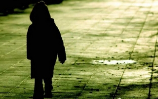 En la madrugada, encontraron sola en la calle a una nena de tres años: qué dijeron los padres