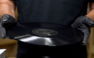 Robaba un disco de vinilo y personal de seguridad lo atrapó