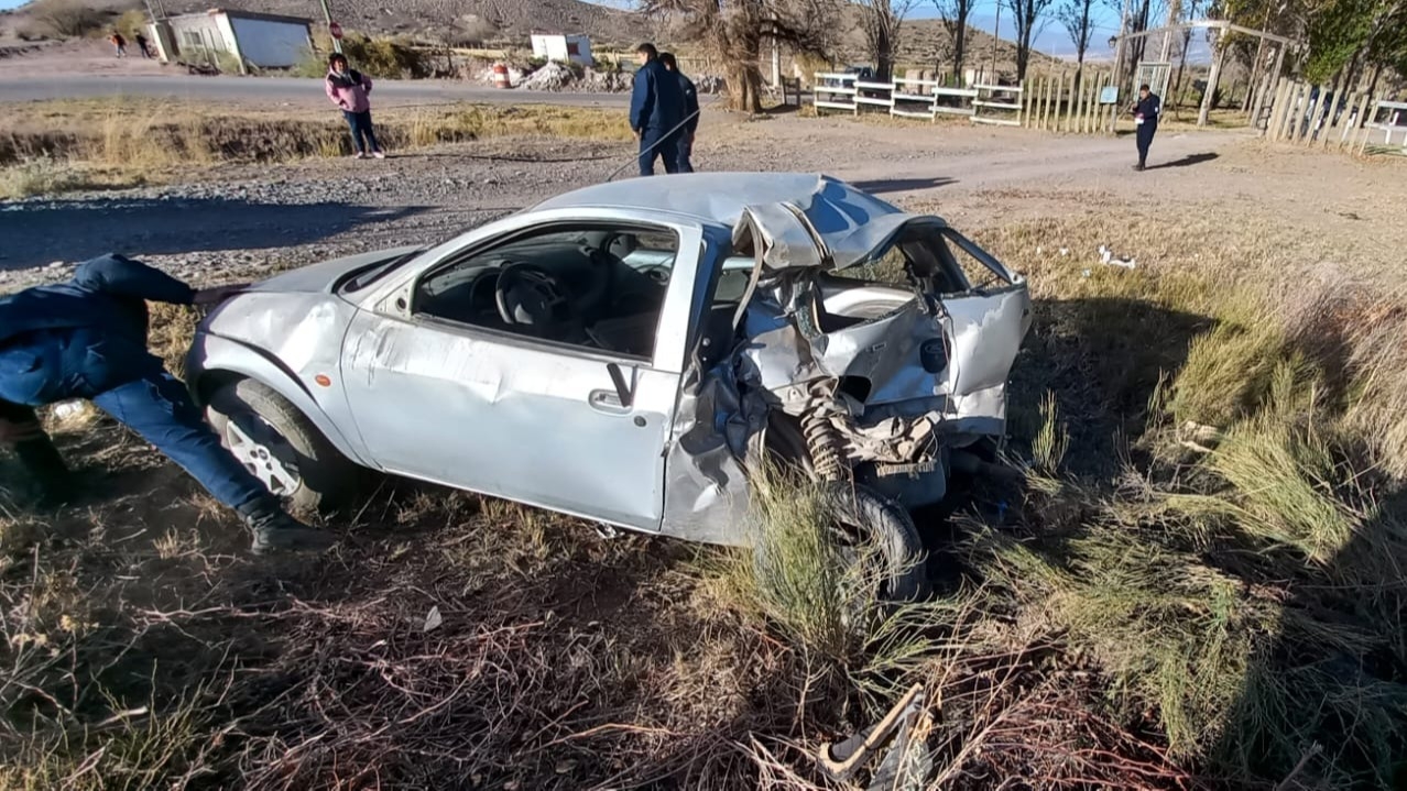 Fuerte choque entre un colectivo y un auto en Iglesia