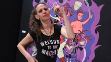 Día de la Madre: Lore Esbry, la rockera que ejerce su maternidad desde la libertad