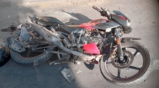 Giró en U con su auto y chocó a un motociclista en Capital
