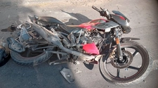 Giró en U con su auto y chocó a un motociclista en Capital