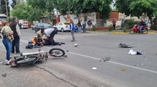 Una pareja en moto protagonizó un violento choque con un remis