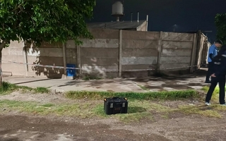 El policía baleado estaba suspendido y hay allanamientos para dar con el menor que disparó