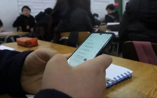 Educación deja en manos de los docentes la decisión de usar celulares en el aula