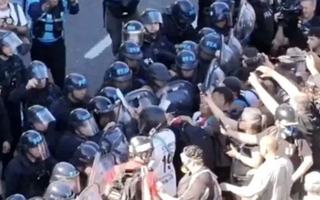 Gases, operativo policial y un detenido en la marcha de jubilados en el Congreso
